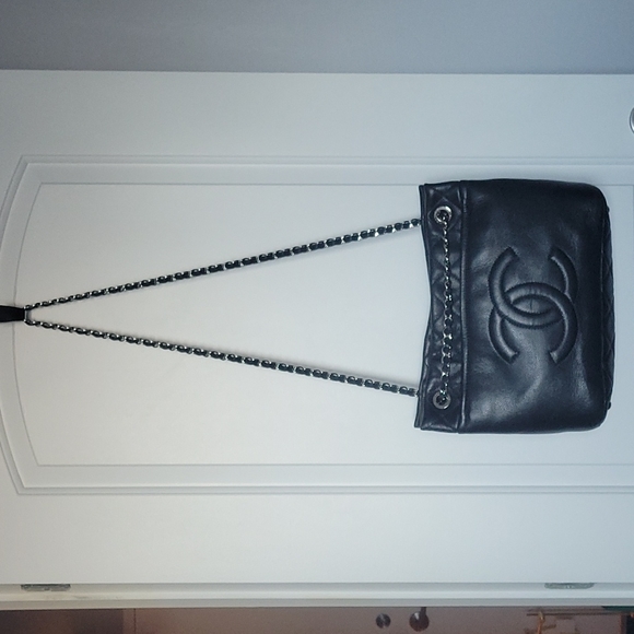 Chanel classic tote in black caviar leather - Picture 2 of 9